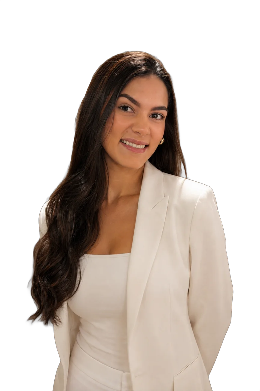 Sarah Yasmin, de blazer branco